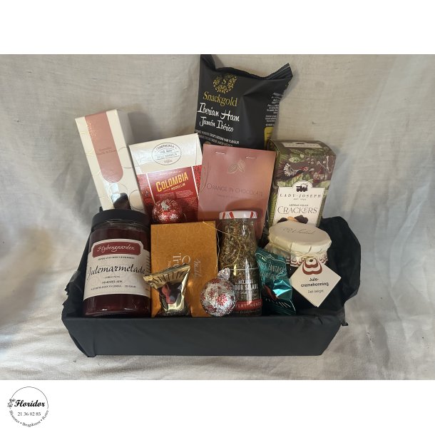 Julegavekurv med  delikatesser og chokolade