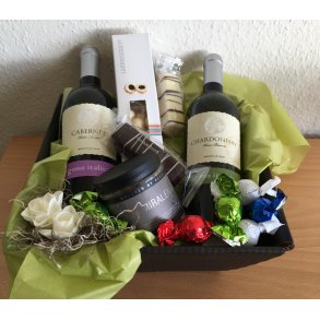 Gavekurv med vin og chokolade