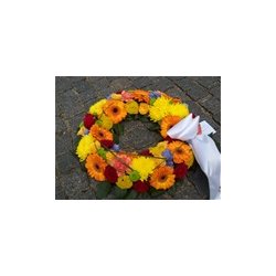 Rundpyntet krans med blomster